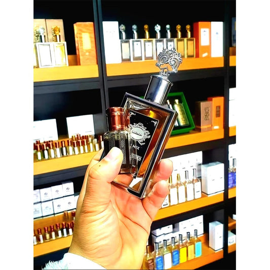 عطر دهن العود الأزرق النادر من أمير حرب